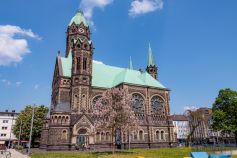 Die evangelische Hauptkirche in Mönchengladbach-Rheydt am Marktplatz. Hier ein Bild von 2023 ohne die renovierungsbedürftige Turmspitze. • © ummet-eck.de - Christian Schön