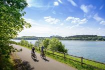 Radfahrer am Biggesee • © Dennis Stratmann, Sauerland-Tourismus e.V. , Lajana Kampf