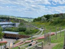 Blick über Spielplatz auf Pumptrack • © Sabine Dohrmann / Das Bergische