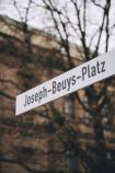 Straßenschild mit Aufschrift Joseph-Beuys-Platz • © Johannes Höhn, Tourismus NRW e.V.