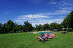 Das Mega-Hüpfkissen im Panorama Park, umgeben von chilligen Liegestühlen. • © ummeteck.de - Christian Schön