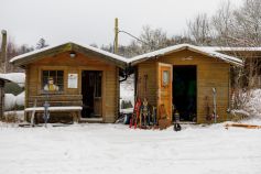 Die beiden Häuschen der DSV-Skischule am Hardenberg. • © ummeteck.de - Christian Schön