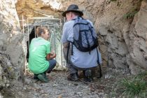 2 Personen vor Eingang Grube Tannenwald • © Michael Bahr, Gemeinde Neunkirchen