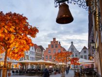 Der Marktplatz in Warendorf im Herbst. • © Münsterland e.V.