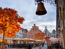 Der Marktplatz in Warendorf im Herbst. • © Münsterland e.V.
