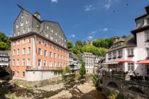 Rotes Haus von der Rurbrücke aus • © Dominik Ketz, Monschau Touristik - Luca Deutz