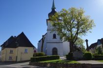 Die evangelische Magarethenkirche liegt zentral im Zentrum des Dorfes. • © Oben an der Volme