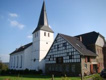 Ev. Kirche und Burg Honrath • © Maren Pussak / Das Bergische