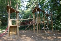 Die Spielgeräte auf dem Baumhaus-Spielplatz • © Oben an der Volme