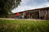 Fahrradfahrer vor dem Gradierwerk in Bad Sassendorf • © Sabrinity, Sauerland-Tourismus e.V./REACT-EU