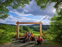 Sonnen-Untergangsort: Bilderrahmen nahe Rochuskapelle bei Eslohe • © Klaus-Peter Kappest, Schmallenberger Sauerland Tourismus