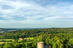 Unten mittig ein Turm der Burg Ravensberg i Borgholzhausen und toller Aussicht. • © Teutoburger Wald Tourismus, Dominik Ketz