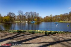 Der See im Fredenbaumpark, links das blaue Häuschen des Bootsverleihs. • © ummet-eck.de - Silke Schön