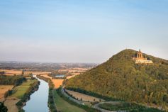 Das Kaiser-Wilhelm-Denkmal in Porta Westfalica am rechten Bildrand. • © Teutoburger Wald Tourismus, M. Schoberer