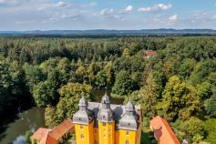 Das Schloss Holte im Vordergrund. • © Teutoburger Wald Tourismus, Patrick Gawandtka