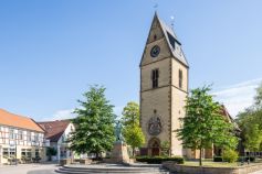 Der Kirchplatz in Steinhagen. • © Teutoburger Wald Tourismus, Patrick Gawandtka