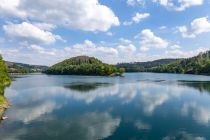 Blick von der Staumauer auf die zwei Arme der Aggertalsperre. • © ummet-eck.de / christian schön