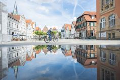 Der Ahlener Marktplatz ist seit 1245 Mittelpunkt der Stadt. Im Jahr 2018 wurde der Platz neu gestaltet und ist heute Schauplatz zahlreicher Veranstaltungen. • © Münsterland e.V.  / Sebastian Lehrke