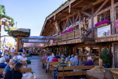 Die Almhütte Royal auf dem Cannstatter Volksfest 2023 • © kirmesecke.de