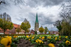Die römisch-katholische Pfarrkirche St. Johannes Baptist ist ein denkmalgeschütztes Kirchengebäude in Altenberge. • © Münsterland e.V.  / Sebastian Lehrke