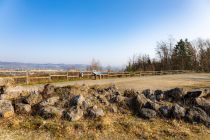 Auf einem Parkplatz in Richtung Burg Schnellenberg liegt der Aussichtspunkt. • © ummeteck.de - Silke Schön