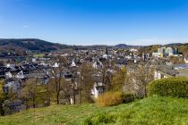 Blick auf Attendorn. Am rechten Bildrand das Krankenhaus (grün), in der Mitte die Pfarrkirche. • © ummeteck.de - Christian Schön