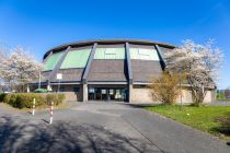 Die Rundsporthalle in Attendorn. Dahinter befinden sich der Skateplatz sowie das Hansastadion.  • © ummeteck.de - Silke Schön