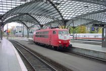 Baureihe 103 in orientrot am Kölner Hauptbahnhof - © ummet-eck.de / christian schön
