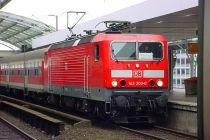 143 202-0 mit verkehrsroter Lackierung im Hauptbahnhof in Köln • © ummet-eck.de / christian schön