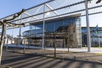 Alt und neu: In der modernen Konzernzentrale der Bayer AG Leverkusen spiegelt sich das erste Verwaltungsgebäude aus dem Jahr 1912 • © ummet-eck.de / christian schön