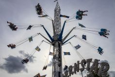 Der Kettenflieger Bayernstar von Winter auf dem Volksfest in Erding 2023 • © kirmesecke.de