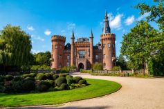 Das Museum Schloss Moyland in Bedburg-Hau beherbergt die größte Beuys-Sammlung der Welt. • © Tourismus NRW. e.V. / Sebastian Haas