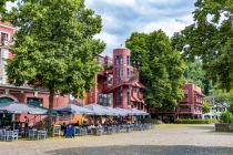 Der Bergische Löwe in Bergisch Gladbach. Links ein Teil des integrierten Gasthof-Gebäudes aus dem 19. Jahrhundert. • © ummeteck.de - Christian Schön