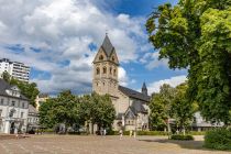 Der Konrad-Adenauer-Platz in Bergisch Gladbach mit der St. Laurentius-Kirche. • © ummeteck.de - Christian Schön