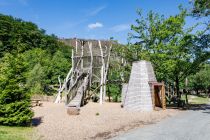 Klettern und balancieren in der Adventure Area im Fort Fun. • © ummeteck.de - Silke Schön