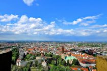 Ausblick vom Turm der Sparrenburg auf Bielefeld. • © Bielefeld Marketing, Gerald Paetzer