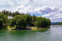 Die Anlegestelle Biggedamm der Biggesee Schifffahrt. Rechts befindet sich der Biggedamm, am linken Bildrand in der Mitte der Spielplatz. • © ummeteck.de - Christian Schön