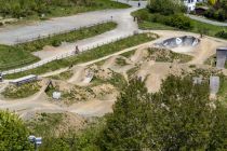 Blick auf den Rockshox Slopestyle Bereich des Bikeparks Winterberg • © ummet-eck.de / christian schön