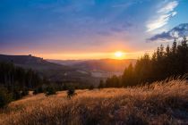 Herbstlicher Sonnenuntergang am Rothaarsteig. Der Rothaarsteig ist ein 154 Kilometer langer und 2001 eröffneter Fernwanderweg, der von Brilon bis nach Dillenburg insbesondere auf dem Hauptgebirgskamm des Rothaargebirges verläuft. • © Rothaarsteigverein e.V. - Klaus-Peter Kappest