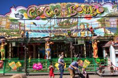 Das Laufgeschäft Coco Bongo von Kollmann auf dem Karpfhamer Volksfest 2023 in Bad Griesheim • © kirmesecke.de