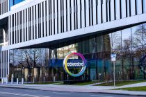 Die Unternehmenszentrale und Hauptverwaltung von Covestro liegt direkt am Werksgelände des Chemparks Leverkusen an der B8 • © ummet-eck.de / christian schön