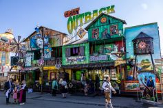 Das Laufgeschäft Crazy Outback auf dem Oktobefest 2023. • © kirmesecke.de