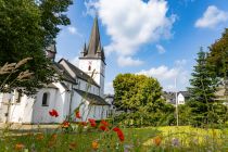 Die St. Clemens Pfarrkirche in Drolshagen liegt nur ein paar Meter vom Marktplatz entfernt.  • © ummeteck.de - Silke Schön