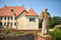 Harmonisch fügt sich das Haus Vornholz mit seinen Details in die Umgebung. Die Wasserburg liegt in Ennigerloh am Ostkurs der 100-Schlösser-Route. • © Münsterland e.V. / Philipp Fölting