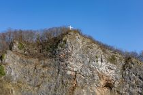 Der Hohe-Ley-Felsen mit dem weißen Gipfelkreuz.  • © ummeteck.de - Silke Schön