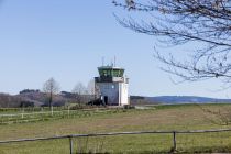 Tower des Flugplatzes Attendorn-Finnentrop • © ummet-eck.de / christian schön