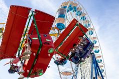 Der Flying Swing von Walldorf stand auf der Gießener Herbstmesse 2023 direkt neben dem Riesenrad Ostseestern 1. • © kirmesecke.de