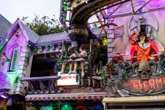 Die Geisterbahn Haunted Mansion von Hinzen auf dem Herbstfest in Rosenheim 2023 • © kirmesecke.de