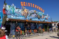 Die kleine Geisterbahn Geisterhöhle auf dem Gillamoos Volksfest 2023 in Abensberg • © ummet-eck.de/ kirmesecke.de