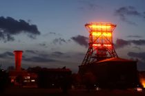 Die Lichtinstallation "Consol Gelb" von Günther Dohr auf dem Förderturm der ehemaligen Zeche Consolidation. • © Stadt Gelsenkirchen